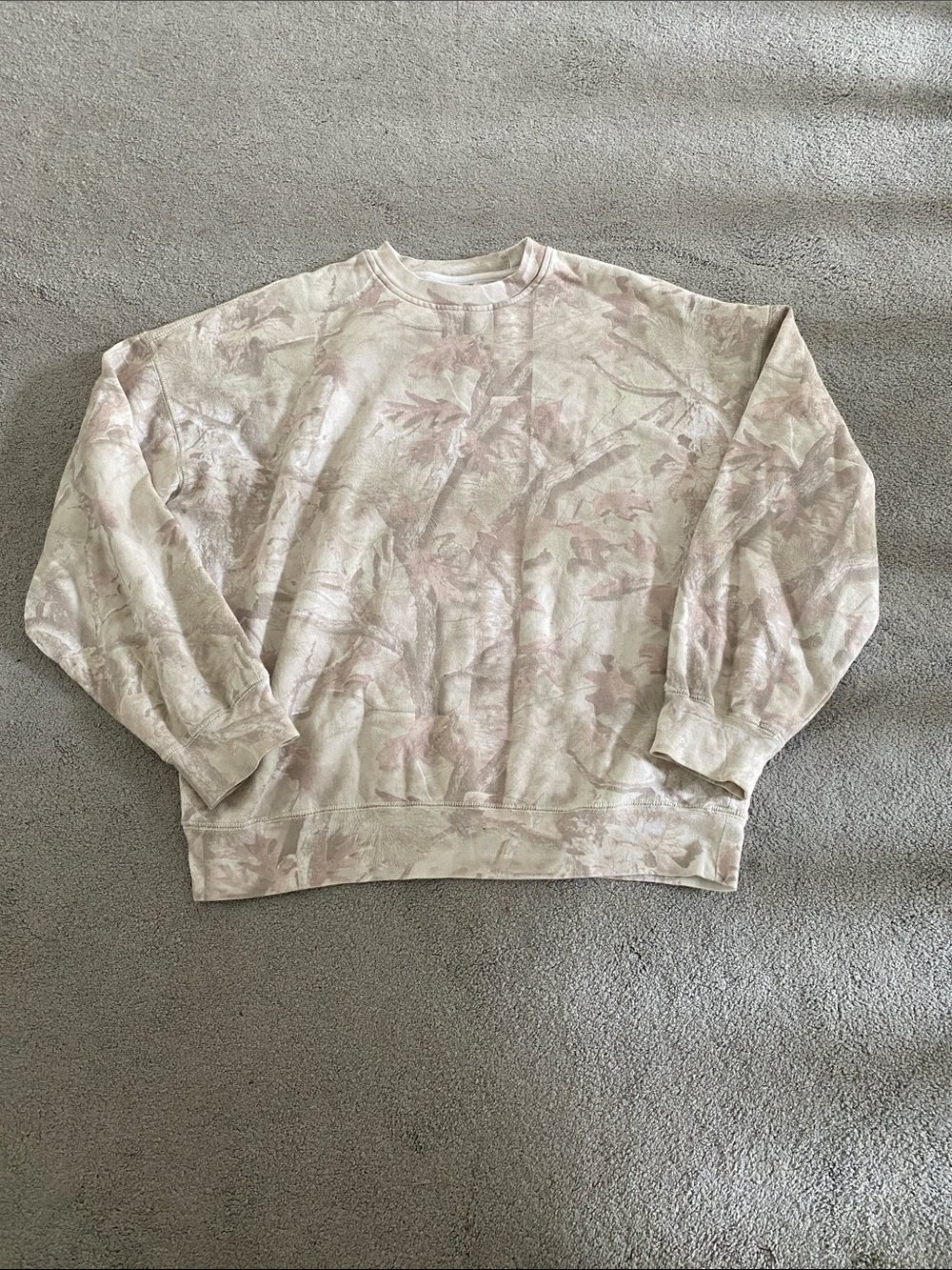 Harlow Women’s Crewneck Sweatshirt in Beige and Pale Pink Camo